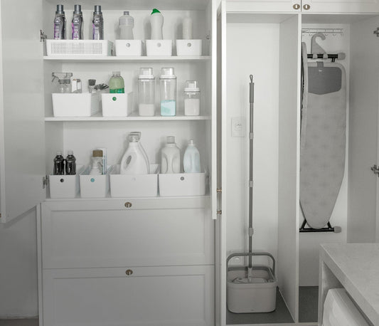 Despensa na lavanderia organizada com organizadores da Linha Flow na cor branca