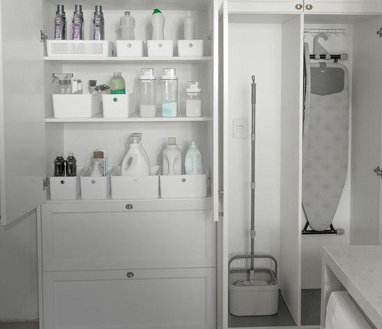 Despensa na lavanderia organizada com organizadores da Linha Flow na cor branca
