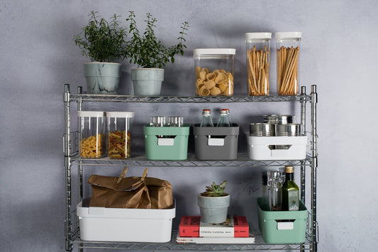 Caixas e organizadores com potes de alimentos dentro em uma estante de ferro