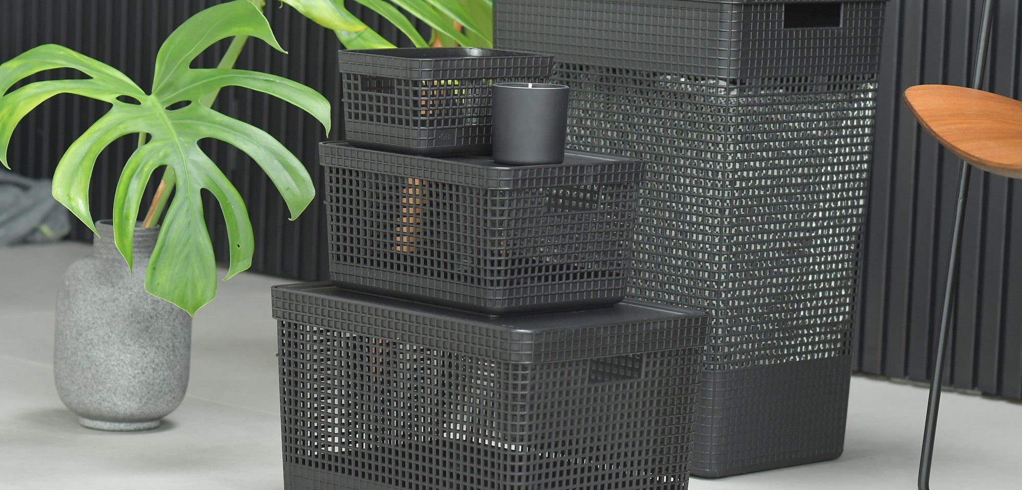 Cestos organizadores de roupa da Linha Grid na Cor preta dispostos um em cima do outro em tamanhos diferentes