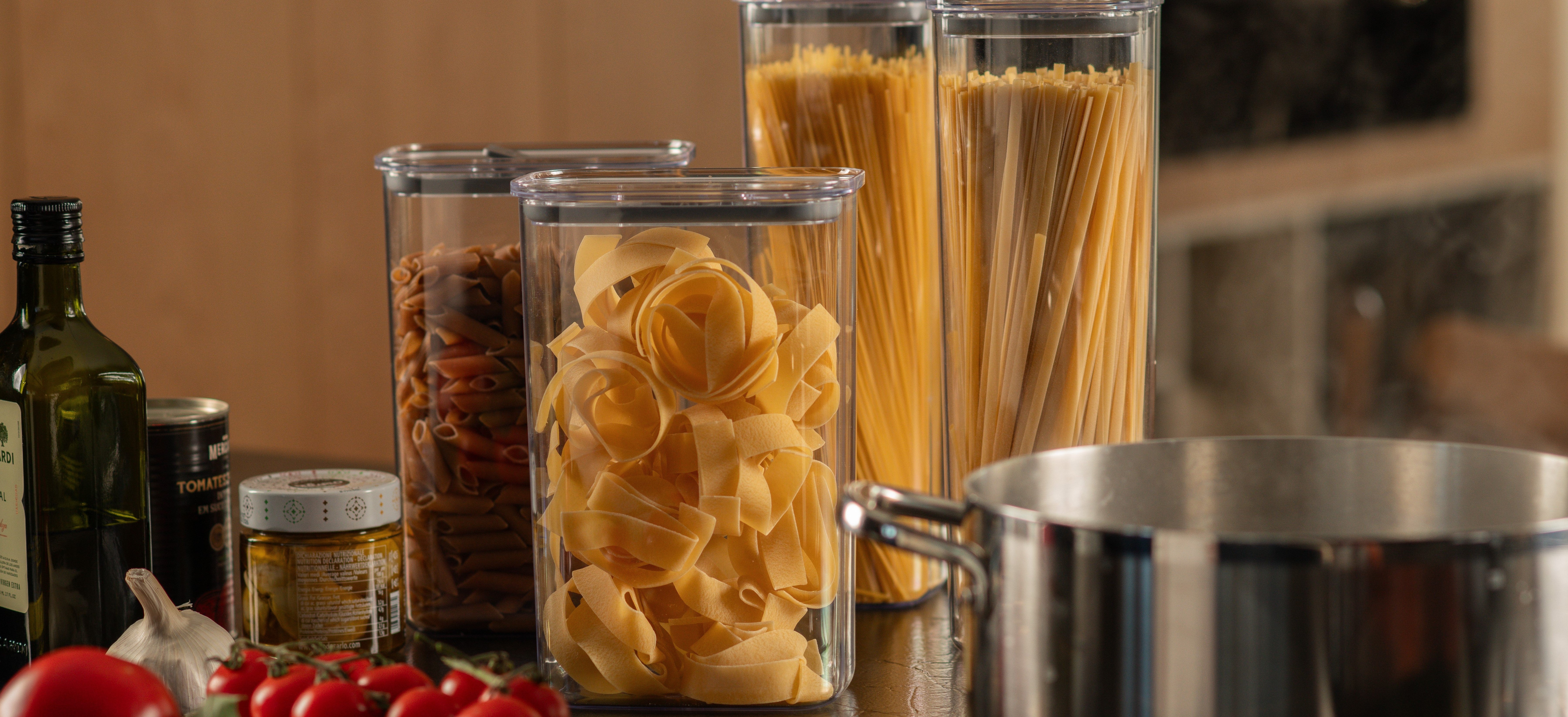 potes herméticos Ou Duo Lock em cima de uma bancada com alimentos dentro