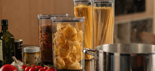 potes herméticos Ou Duo Lock em cima de uma bancada com alimentos dentro