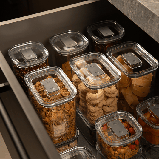 Diversos Potes Herméticos Duo Lock transparentes com alimentos dentro guardados em uma gaveta