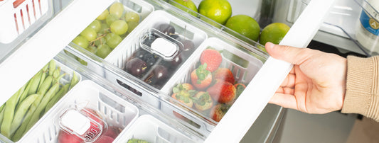 organizadores de geladeira ou clear fresh na geladeira com frutas e legumes