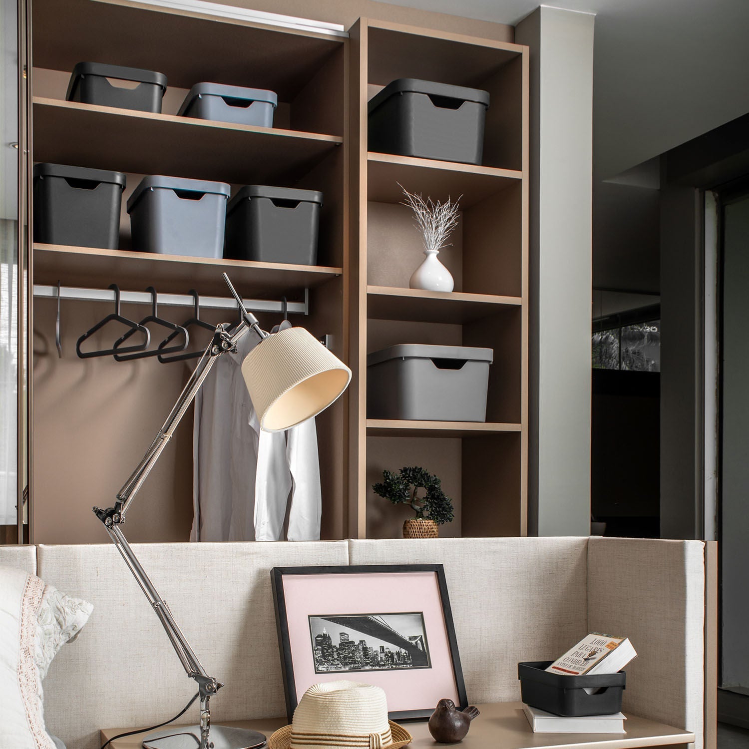 Caixas Cube organizadas em um armário no quarto diversos tamanhos