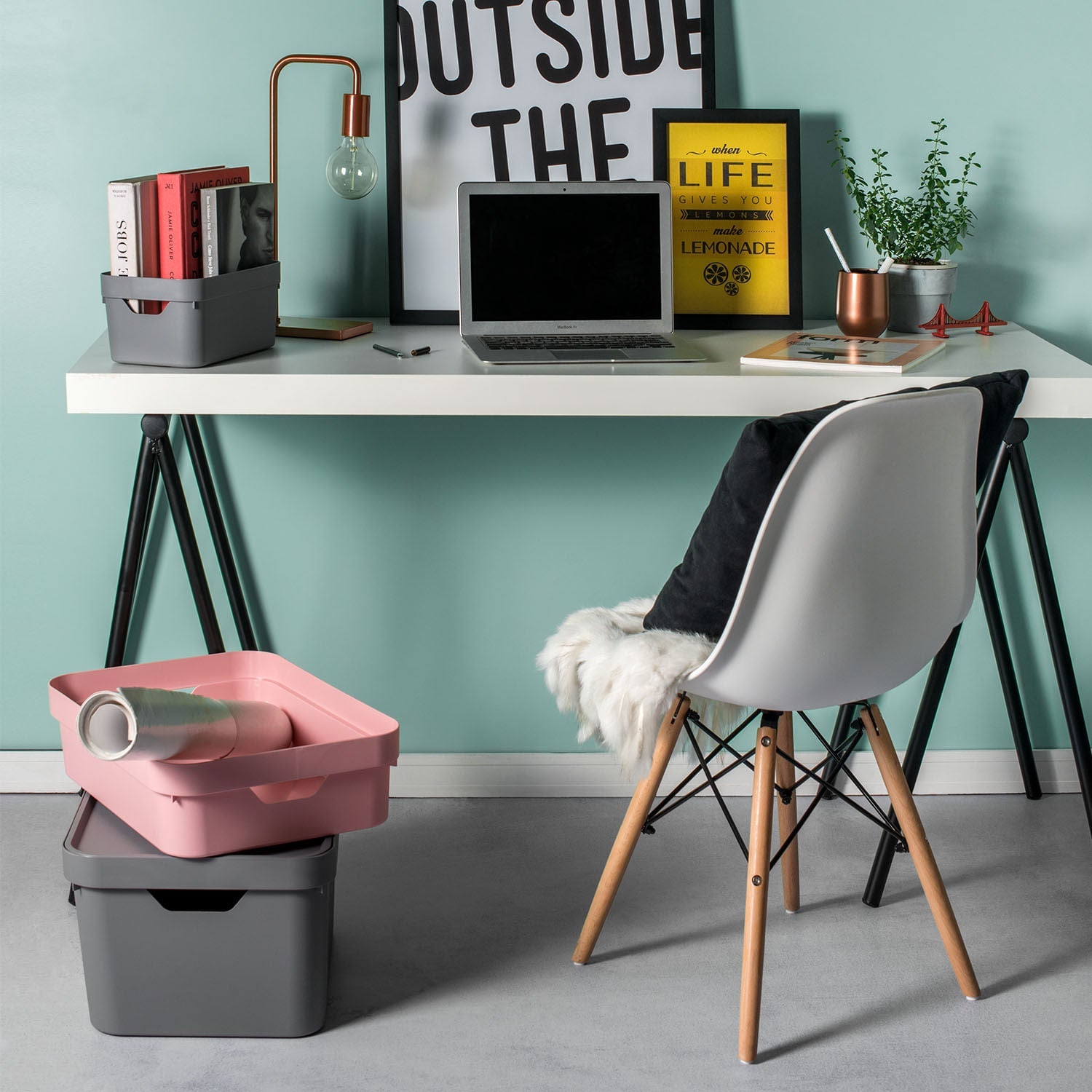 caixa organizadora Ou no chão a frente de uma mesa no quarto