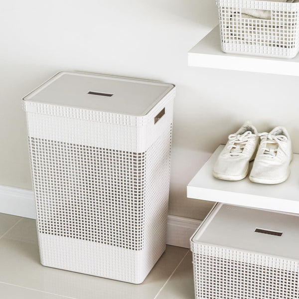 Cesto de roupas branco com tampa Linha Grid da OU em lavanderia organizada com prateleiras