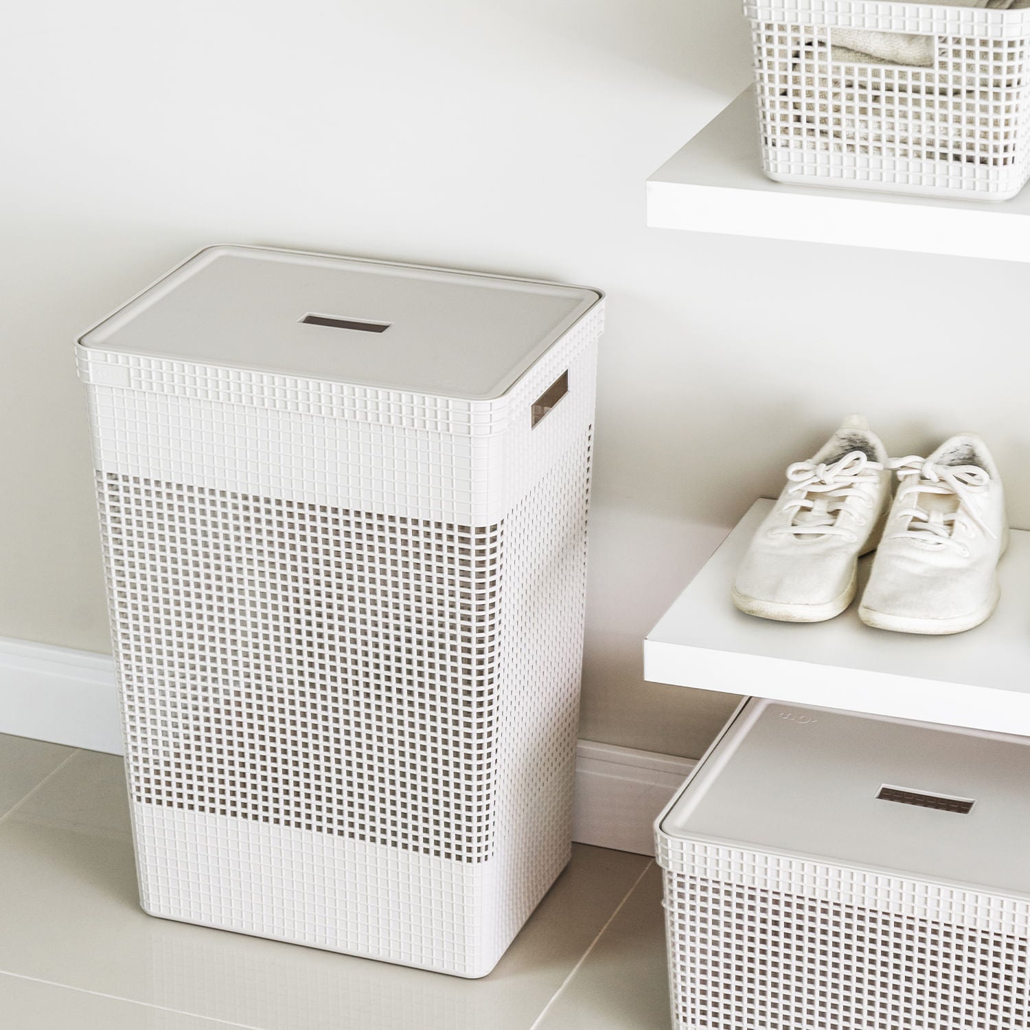 Cesto de roupas branco com tampa Linha Grid da OU em lavanderia organizada com prateleiras