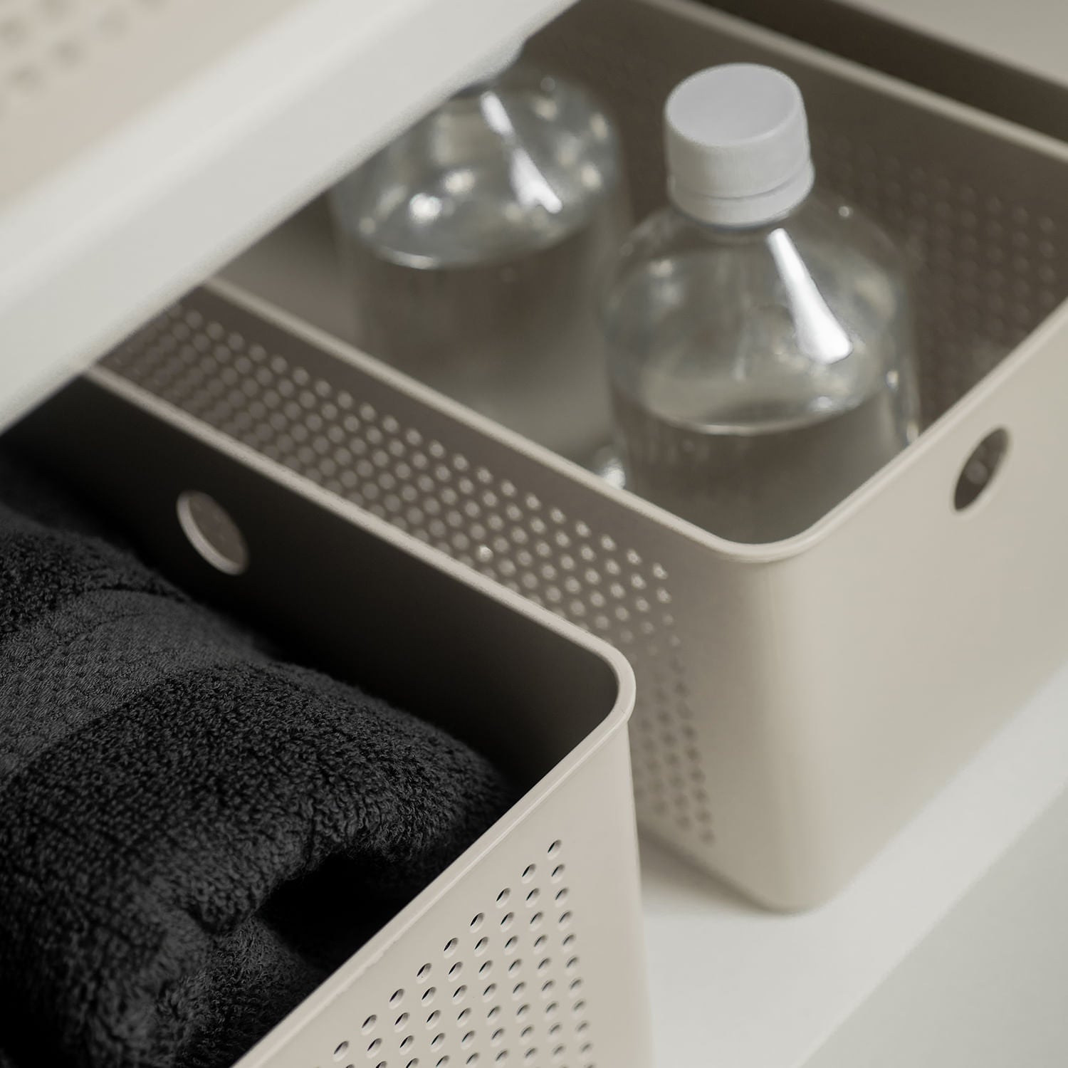 Cesto Ou organizador de lavanderia sendo usados com produtos de limpeza