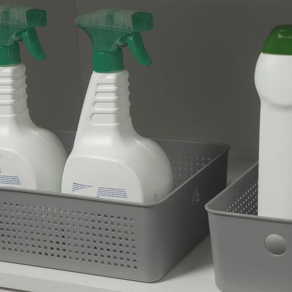 Cesto organizador Ou no armário com produtos de lavanderia dentro