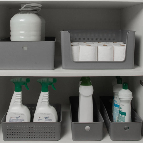 Armário da Lavanderia com Cestos organizadores Ou com diversos materiais de higiene e limpeza dentro