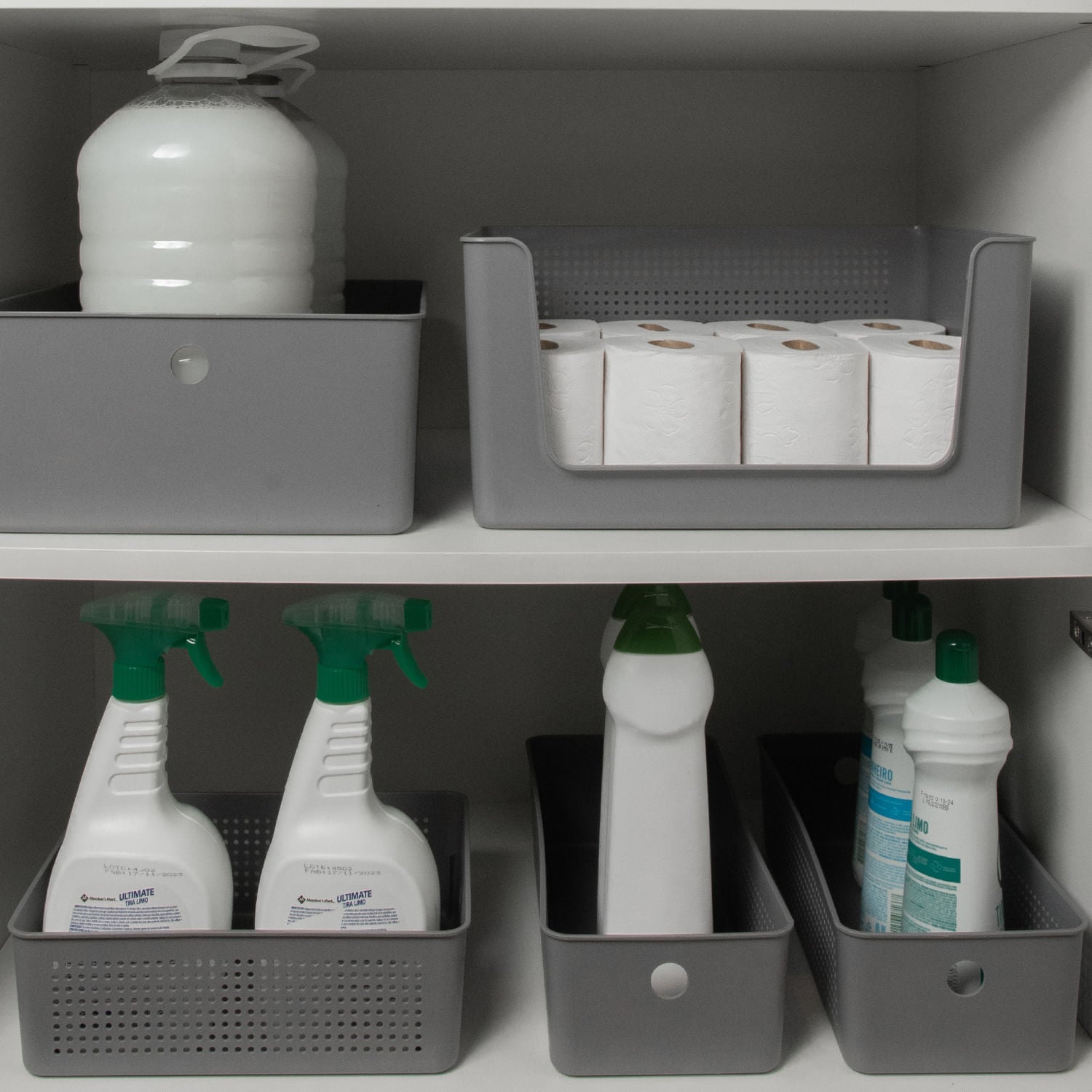 Armário da Lavanderia com Cestos organizadores Ou com diversos materiais de higiene e limpeza dentro