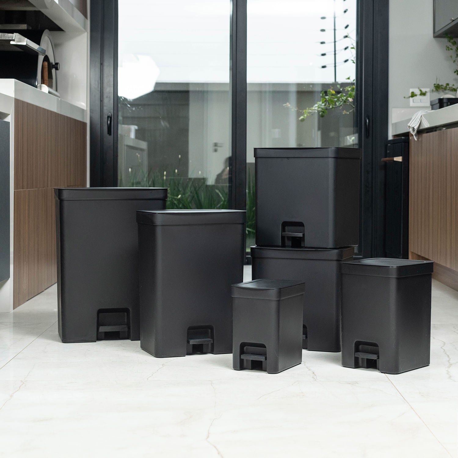 Lixeiras da Ou Preta diversos tamanhos empilhadas na cozinha