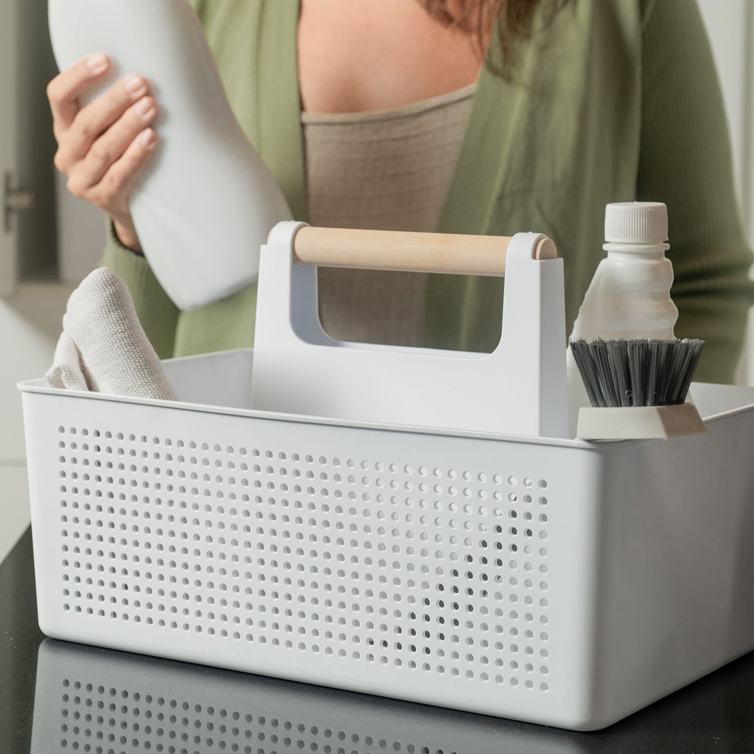 organizador multiuso Ou sendo usado com itens de limpeza dentro do cesto