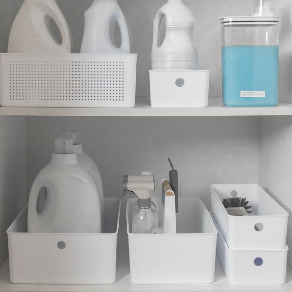 Cestos organizadores de lavanderia organizados denro do armário