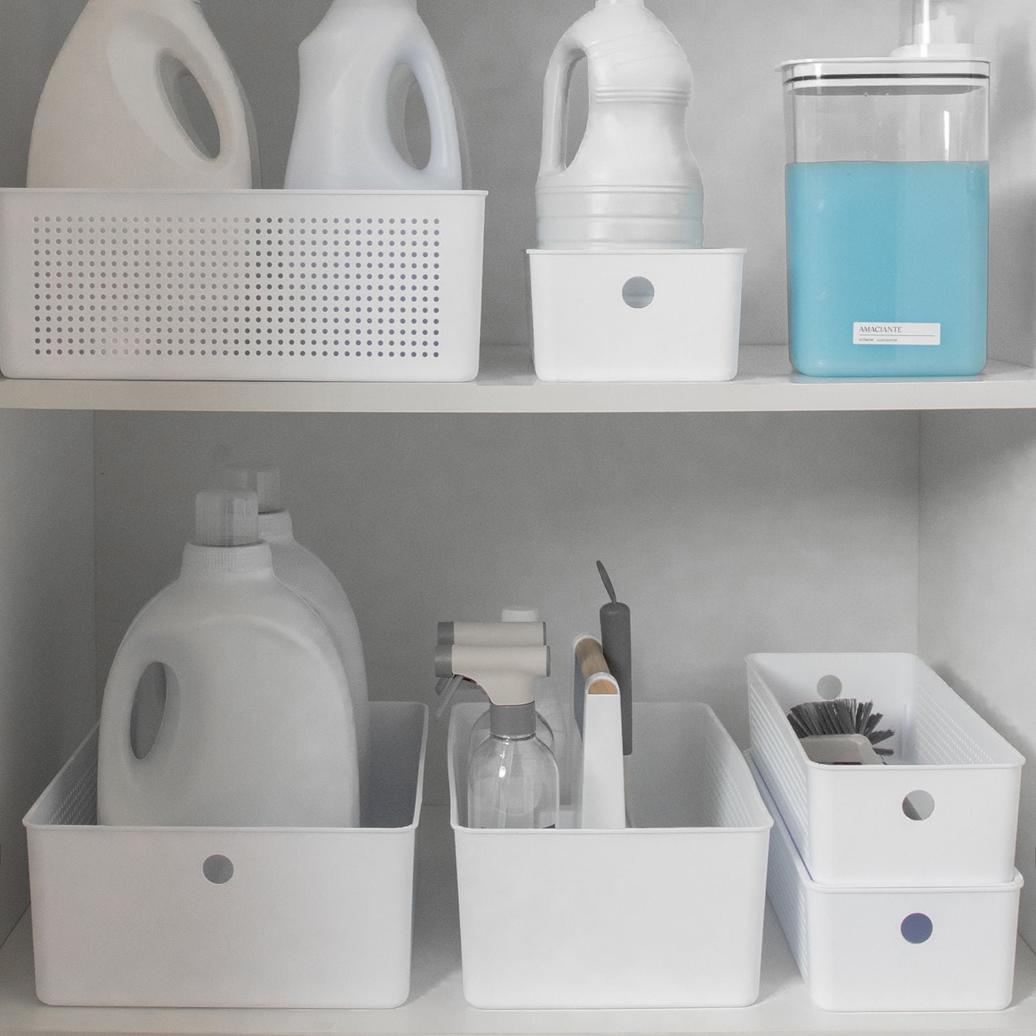 Cestos organizadores de lavanderia organizados denro do armário