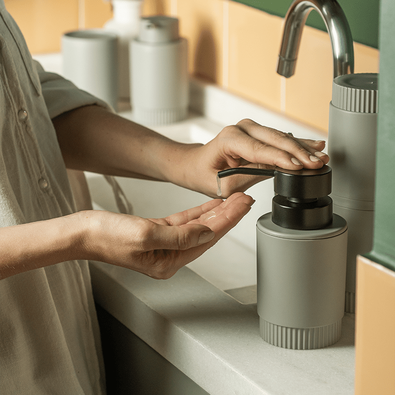 Porta sabonete líquido com válvula preta Ou Linha Dórica - Ou