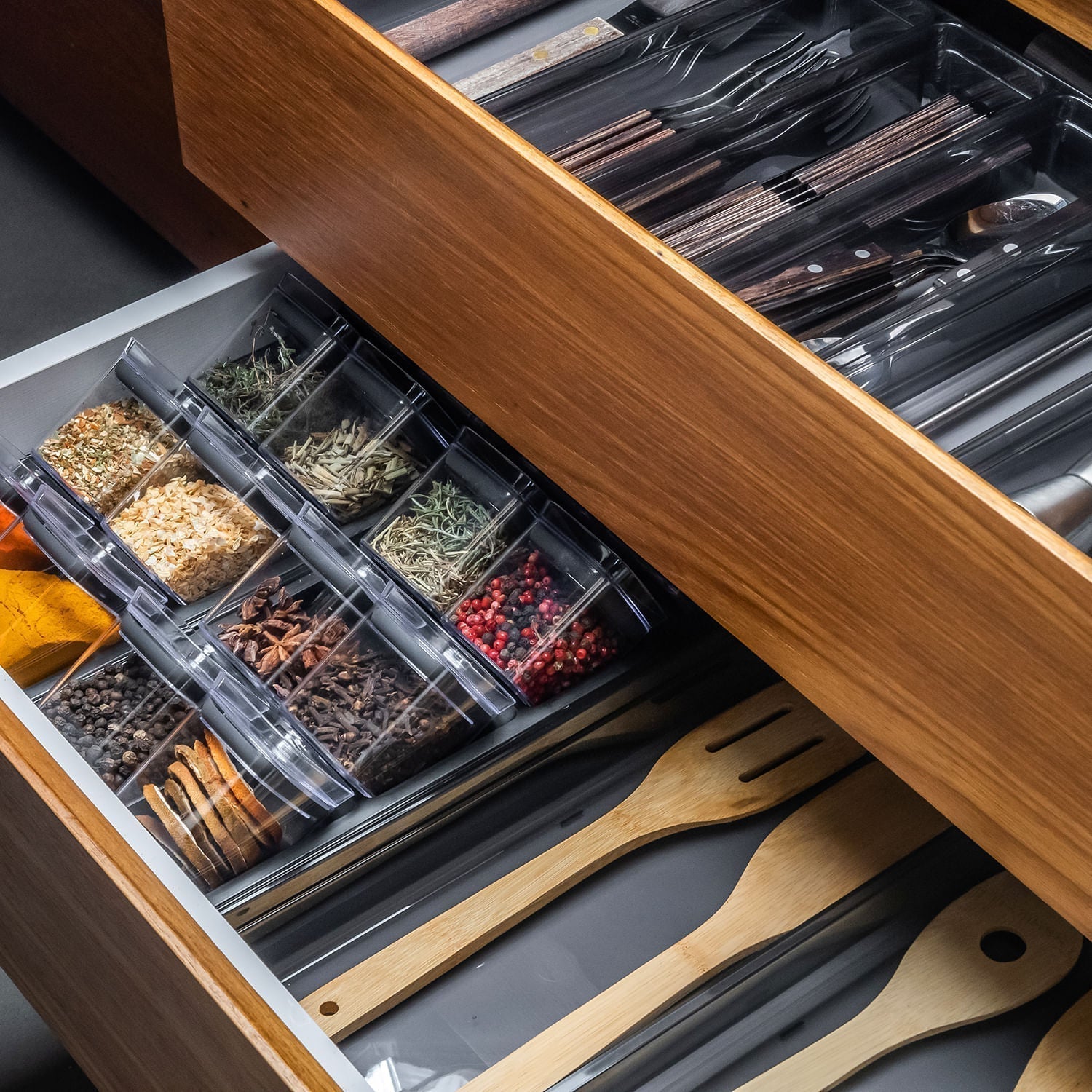 Guia para organizar as gavetas do balcão da pia