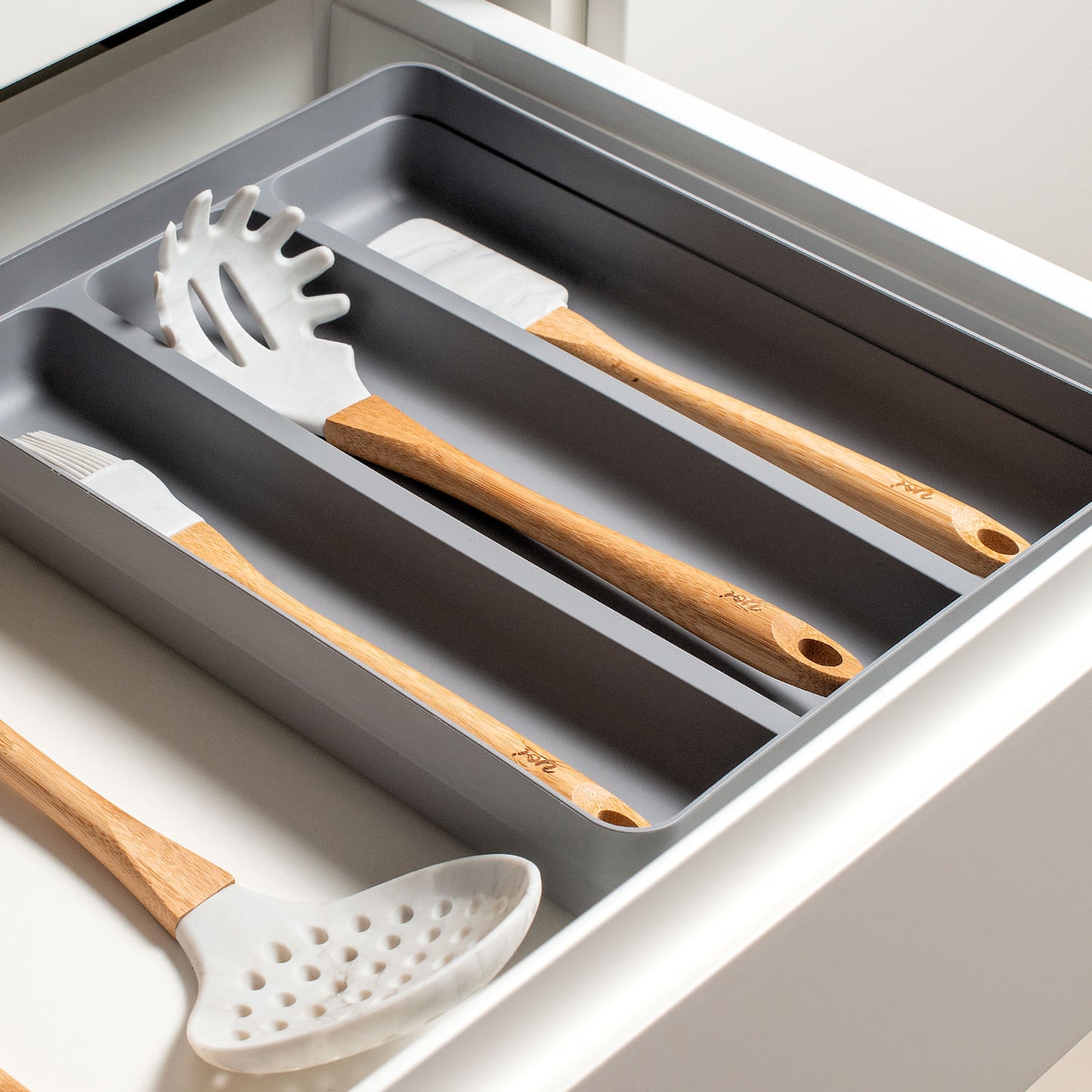 Kit de talheres com tampa e utensílios Ou 2 peças Linha Logic