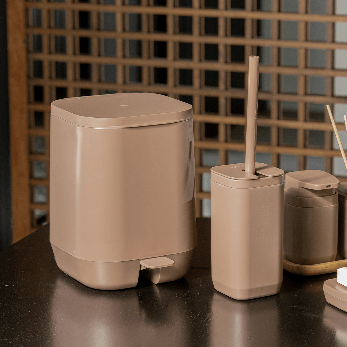 Kit de banheiro com lixeira com pedal Ou 2 peças Linha Aura - Ou